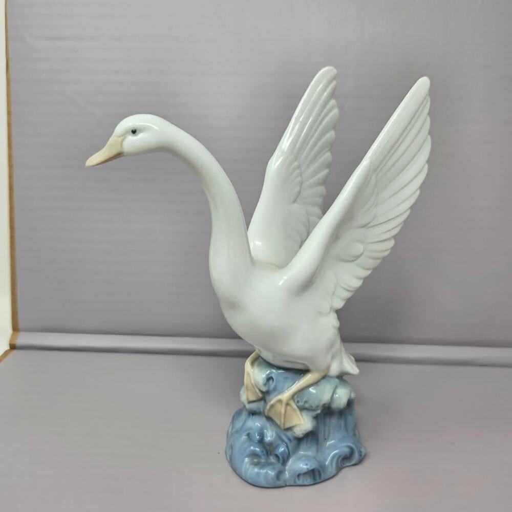 Nao by Lladro Flying Swan Goose 8" Figurine